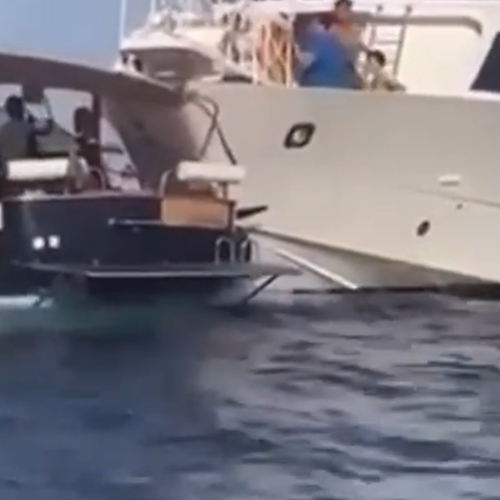 Assistono alla Regata a distanza ravvicinata, collisione tra due imbarcazioni ad Amalfi / FOTO-VIDEO