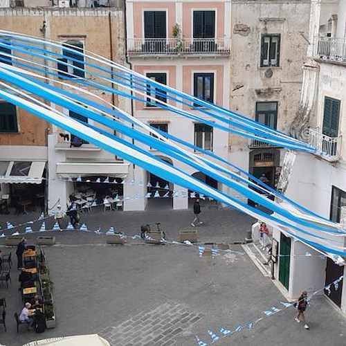 Atrani addobbata di azzurro, clima di festa e di attesa per lo scudetto del Napoli / FOTO 