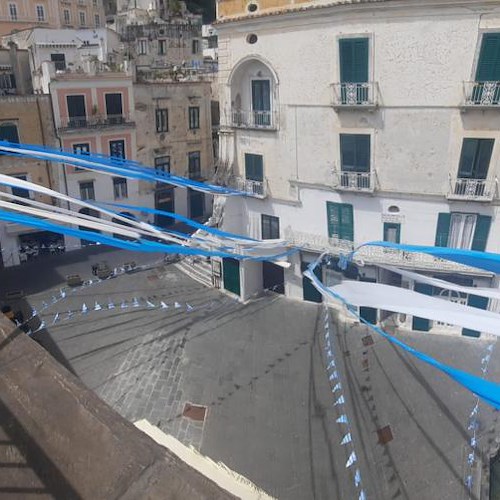 Atrani addobbata di azzurro, clima di festa e di attesa per lo scudetto del Napoli / FOTO 
