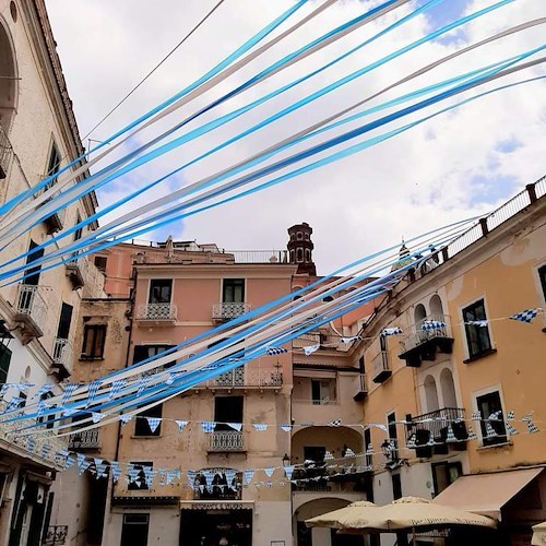 Atrani addobbata di azzurro, clima di festa e di attesa per lo scudetto del Napoli / FOTO 