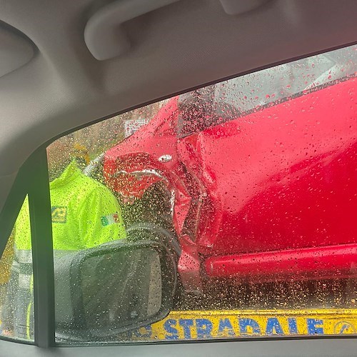 Atrani, incidente tra due auto: code e rallentamenti [FOTO]