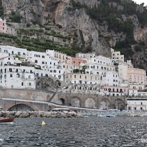 Atrani, sfama i gabbiani e viene multato. Clima d'odio sui social: «Non avete cuore, poi piangete se scende il fiume»