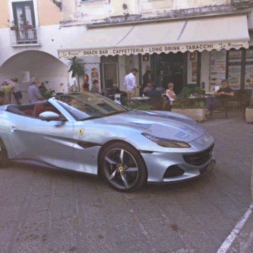 Atrani “specchiata” nel nuovo spot della Ferrari Portofino M /VIDEO