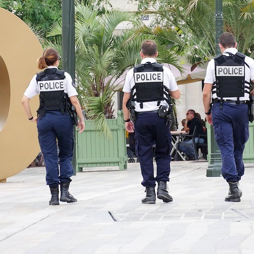 Attentati in Spagna e Germania, persone uccise a colpi di coltello e machete. Meloni: «Europa ancora ferita»