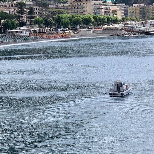 Attenzione alle ordinanze. La Guardia Costiera sequestra cartellonistica in spiaggia a Maiori