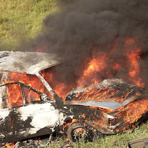 Atti persecutori e incendio auto ai danni dei familiari, 44enne ai domiciliari nell'Avellinese