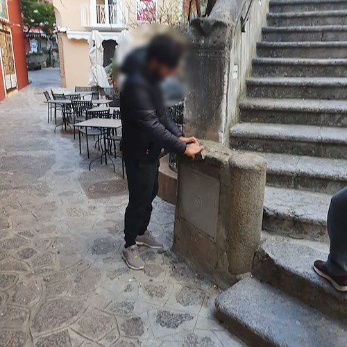 Atti vandalici a Positano: danneggiato cornicione di antica mensola romana /FOTO