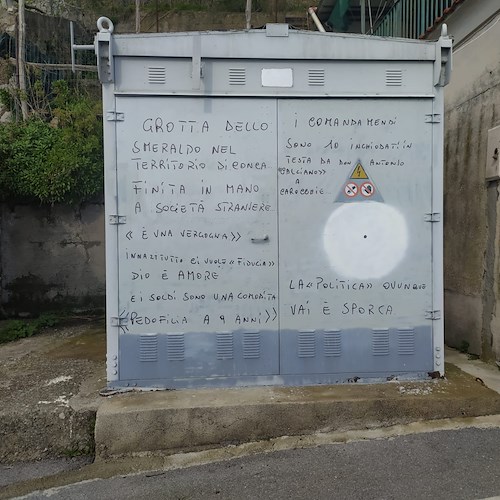 Atto vandalico a Conca dei Marini, messaggio indirizzato ad amministratori e chierici su cabina elettrica /FOTO