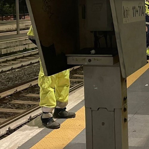 Attraversa i binari in scooter: rider travolto e ucciso dal treno a Scafati