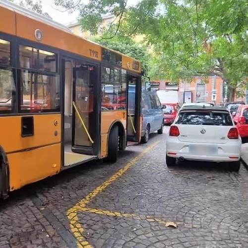 Autista chiede ad automobilista di spostare l'auto: quest'ultimo lo aggredisce e lo investe. Choc a Napoli<br />&copy; Francesco Emilio Borrelli