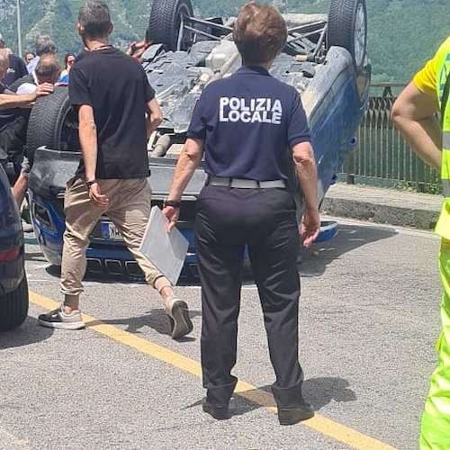 Auto a noleggio si ribalta a Ravello: ripristinato il transito in via Boccaccio