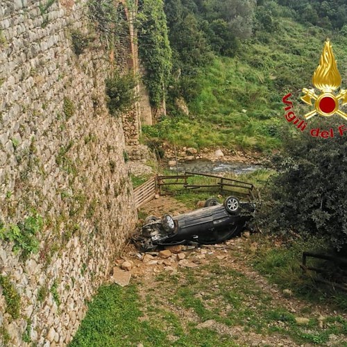 Auto in un dirupo<br />&copy; Vigili del Fuoco