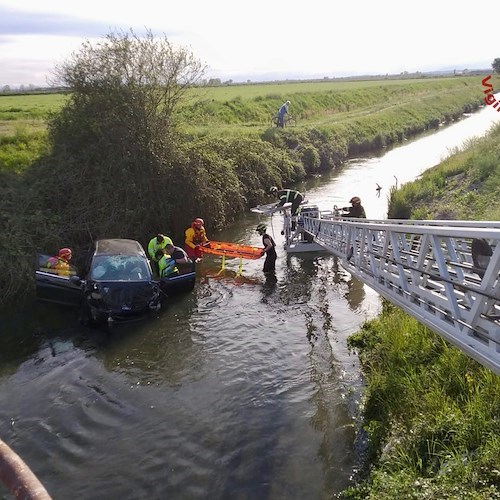 Auto finisce nel rio Orfinale, vigili del fuoco salvano donna con l’ausilio dell’autoscala