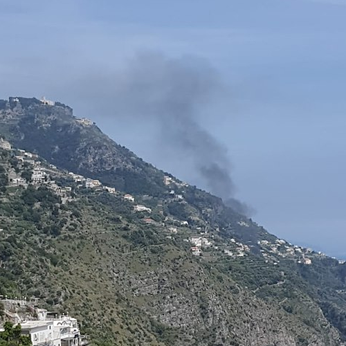 Auto in fiamme a Conca dei Marini: colonna di fumo nero in cielo / FOTO 