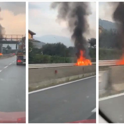 Auto in fiamme sul Raccordo Salerno-Avellino, traffico in tilt /VIDEO
