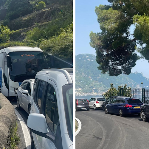 Auto parcheggiate in curva e bus incastrati, traffico in tilt sulla Statale Amalfitana / FOTO 