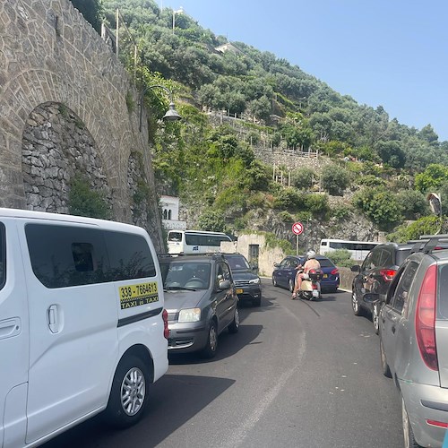 Auto parcheggiate in curva e bus incastrati, traffico in tilt sulla Statale Amalfitana / FOTO 