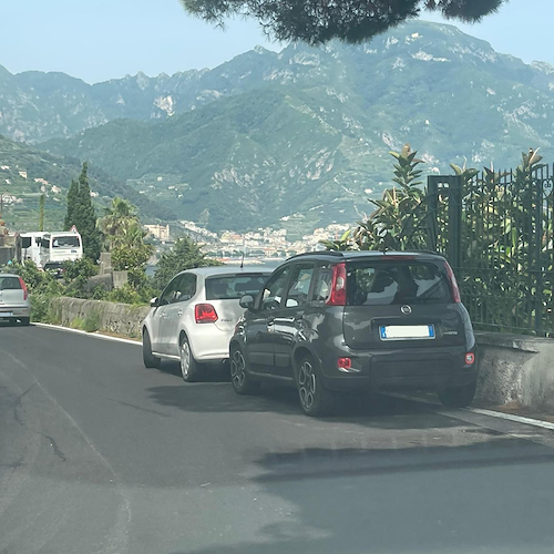 Auto parcheggiate in curva e bus incastrati, traffico in tilt sulla Statale Amalfitana / FOTO 