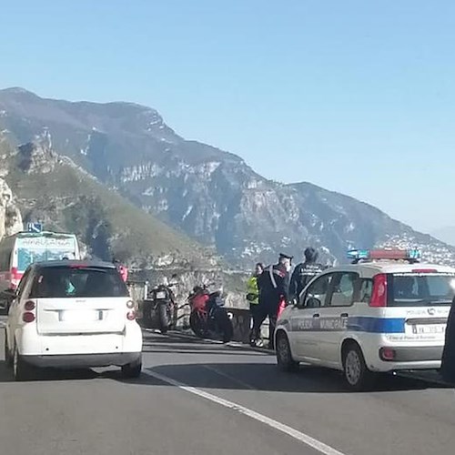 Auto sbanda sulla SS163 Amalfitana e finisce nel burrone: il conducente è vivo per miracolo