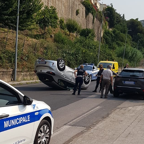 Auto si ribalta a Salerno, solo spavento per il conducente 