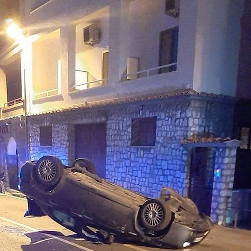 Auto si ribalta in Via Capo a Sorrento /Foto