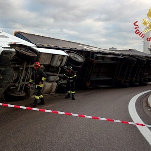 Autoarticolato si ribalta in prossimità del casello di Verona Sud<br />&copy; Vigili del Fuoco
