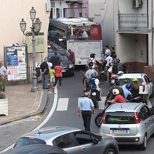 Autobus di linea in panne sulla Statale Amalfitana, traffico in tilt a Cetara: si consigliano percorsi alternativi