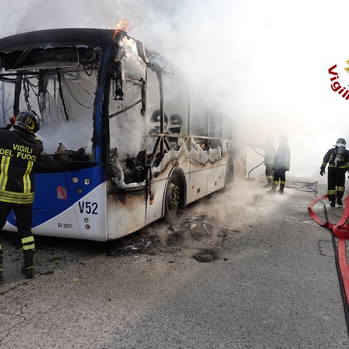 Autobus in fiamme nell'Avellinese, paura a bordo per autista e passeggeri. Intervengono i Vigili del fuoco