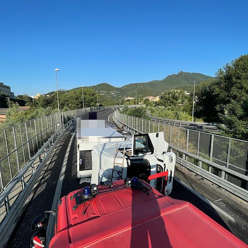 Autocarro si ribalta sulla Autostrada del Mediterraneo, traffico in tilt a Salerno