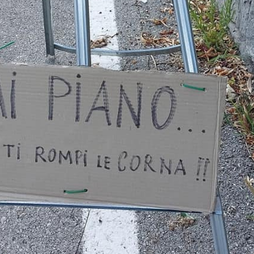 Automobilisti sregolati tra Vietri e Cava de 'Tirreni, sull'Avvocatella un singolare cartello che invita alla prudenza 