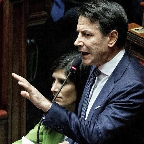 Autonomia differenziata e scuola, Conte contro Valditara: «Vuole differenziare salari dei docenti tra Nord e Sud»