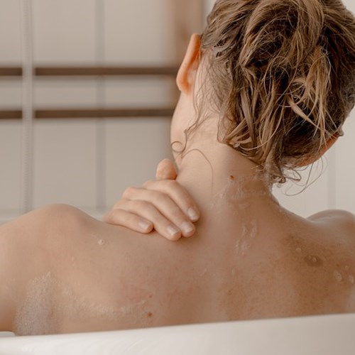 Ragazza in vasca da bagno <br />&copy; Ron Lach su Pexels