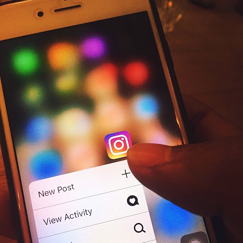 Avellino, 17enne perseguita coetanea su Instagram: il giudice gli vieta di usare i social
