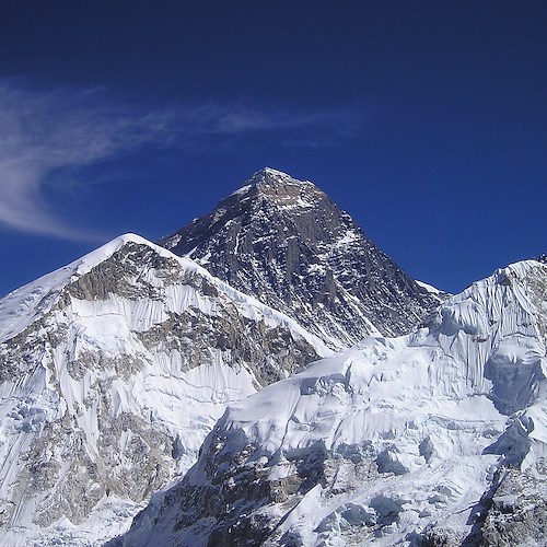 Bambina di 4 anni scala l'Everest