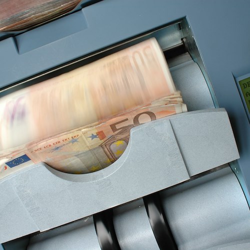 Bancomat impazzito a Padova, banconote da 50 euro anziché da 20: la banca le reclama 