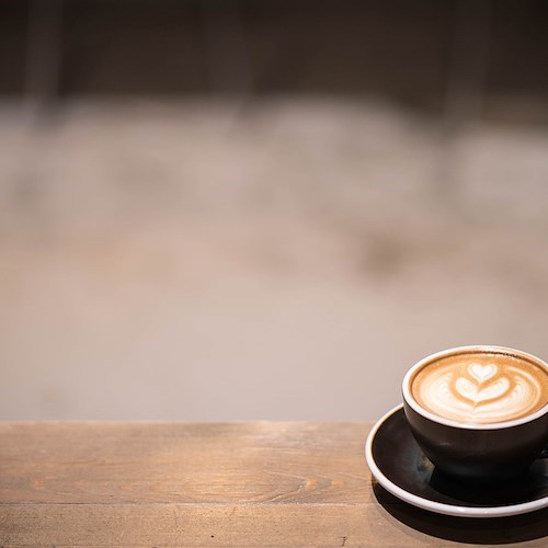 Barista precaria scopre di essere incinta, la titolare: "Ti assumo"