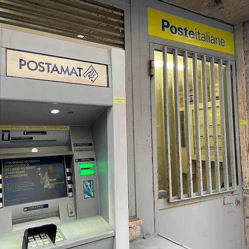 Bel gesto di onestà a Minori, donna trova soldi dimenticati al postamat e li riconsegna all'Ufficio Postale