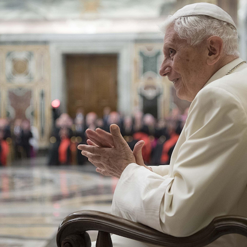 Benedetto XVI contro Papa Francesco: «Il celibato dei sacerdoti è indispensabile»