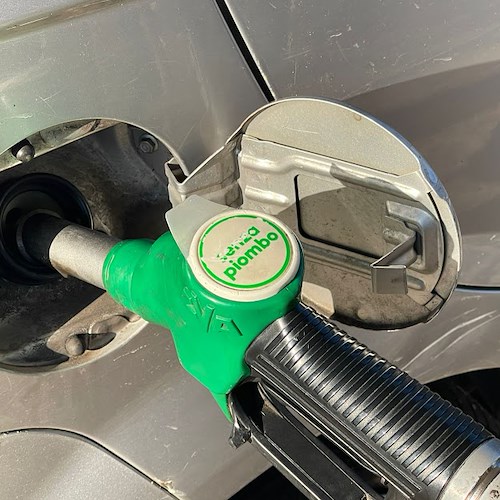 Benzina, da oggi rialzo dei prezzi per 12,2 centesimi: la denuncia di Codacons