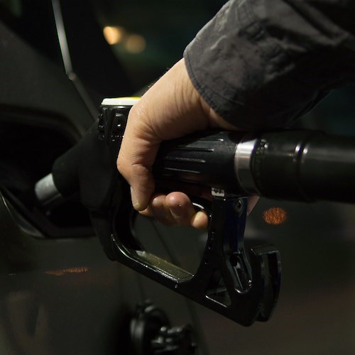 Benzina, il prezzo sale verso i 2 Euro al litro. Pichetto: "Altre priorità"