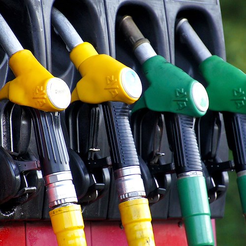 Benzina, proseguono rialzi alla pompa: sull'isola di Vulcano gasolio vola a 2,349 euro al litro 