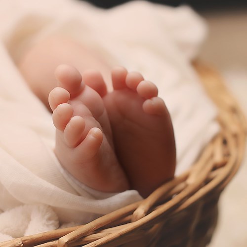 Bergamo, neonata lasciata nella Culla per la vita. Il biglietto della mamma: «Non ti dimenticherò mai»