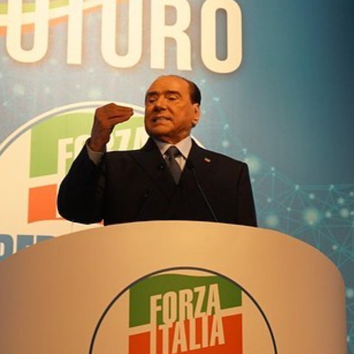 Berlusconi propone pensioni a 1.000 euro, De Luca ironizza: «Ne offro 1.500 più cornetto gratis al bar»