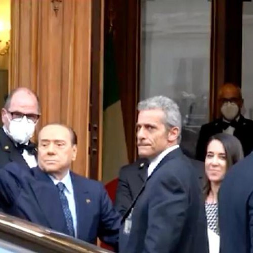 Berlusconi torna in Senato dopo 9 anni per la fiducia al governo Meloni