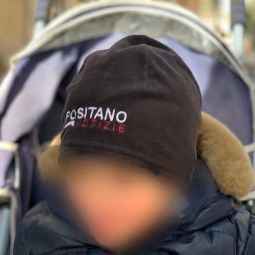 Bimbo si avvicina a una neonata in carrozzina, il padre gli rifila un calcio perché marocchino