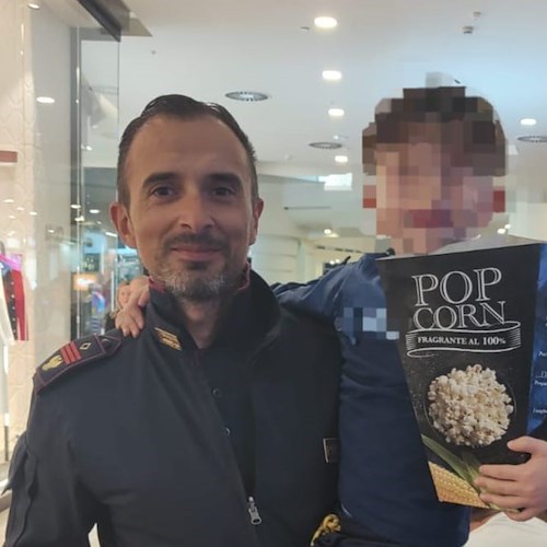 Bimbo si perde tra la folla del centro commerciale: storia e lieto fine nel Casertano<br />&copy; Questura di Caserta