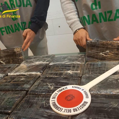 Blitz antidroga della Guardia di Finanza a Napoli: 22 kg di cocaina purissima sequestrati, corriere arrestato