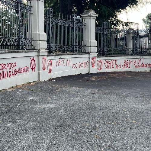 Blitz no vax a Roma, scritte sui muri dello Spallanzani: «Vaccini uccidono, vaccinazione atto criminale!»