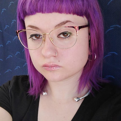 Bologna, 24enne licenziata «per il colore viola dei capelli»: la storia di Francesca fa discutere
