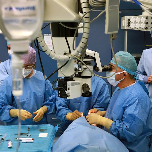 Bologna, 76enne recupera la vista con una cornea artificiale: è il primo intervento in Italia